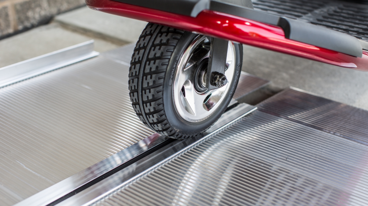 Singlefold ramp with a wheel on it